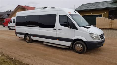 Tematinė nuotrauka: mikroautobusas su vairuotoju pristato prekes