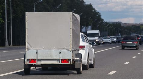 automobilis su priekaba gamtoje