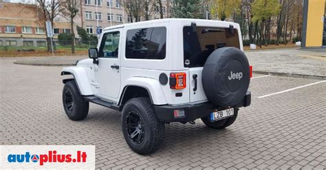Jeep Wrangler visureigis sudėtingoje bekelės trasoje, demonstruojantis didelę prošvaisą ir ratų eigą