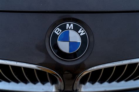 Naujausio BMW logotipo versija skaitmeniniame kontekste