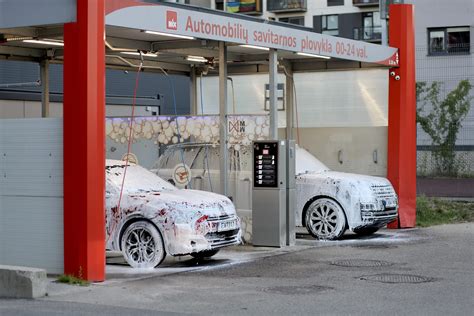 Moderni bekontaktė automobilių plovykla su įrengtomis plovimo vietomis