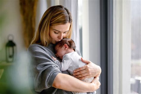 Tematinė nuotrauka: besišypsanti mama ir kūdikis