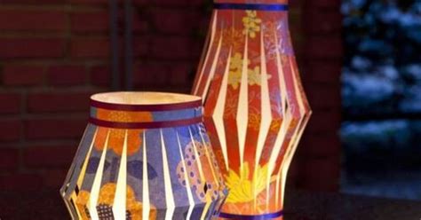 vaikų darželyje gaminami popieriniai žibintai su įvairiais ornamentais
