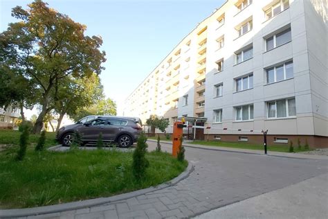 Daugiabučio namo kiemas su automobiliais