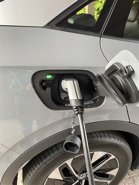 Tematinė nuotrauka: elektromobilis kraunamas viešojoje įkrovimo stotelėje.