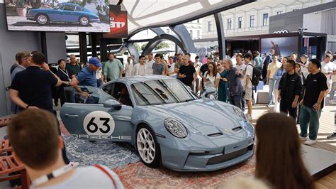 Kolektyvinė nuotrauka su „Porsche“ dviduriais sportiniais modeliais salone