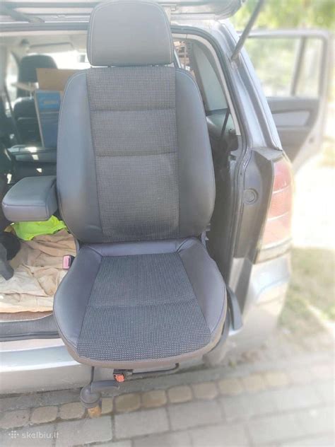 Opel Zafira A salonas su priekine panele