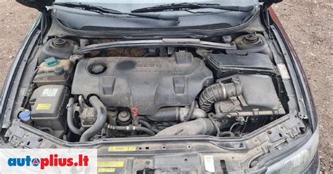 Volvo V50 variklio skyriaus schema su degalų tiekimo sistemos elementais