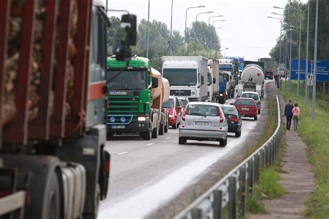 Teminis nuotrauka, vaizduojanti automobilį su priekaba kelyje