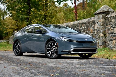 „Toyota Prius Plug-In Hybrid“ studijinė nuotrauka, išryškinanti aerodinamines kėbulo linijas
