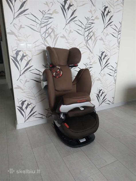 Teminė nuotrauka: tėvai su naujagimiu ir automobilio kėdute.