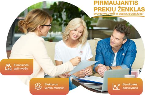 Profesionalus konsultantas, padedantis verslo savininkui su dokumentais.