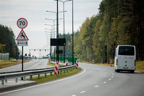 Nelygiareikšmės sankryžos pavyzdys su automobiliais