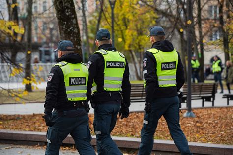 Policijos pareigūnai renka duomenis po avarijos O. Milašiaus g.