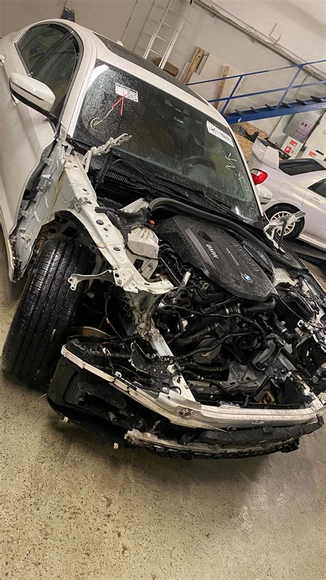 Autoserviso meistrai atlieka profesionalią automobilio diagnostiką ir variklio remontą