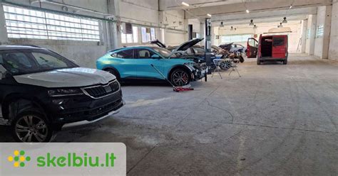 nuotrauka: įvairūs statybiniai ir automobilių remonto įrankiai nuomos punkte