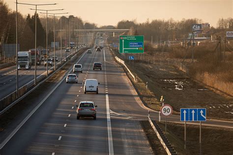 Lentelė, rodanti kelių mokesčių tarifus skirtingose Lenkijos greitkelių atkarpose