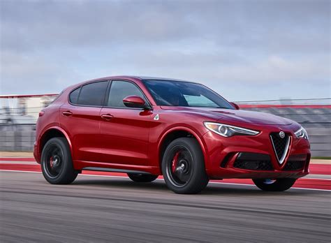 Alfa Romeo Stelvio interjero nuotrauka su erdve gale