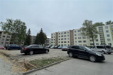 Tematinė nuotrauka su automobiliais, stovinčiais daugiabučių kieme