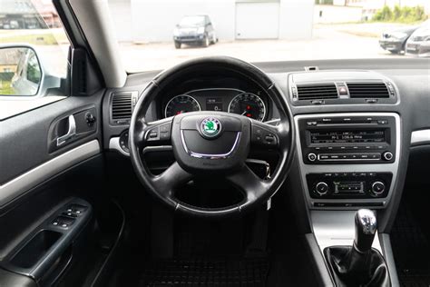 Teminė nuotrauka: Škoda Octavia salonas su pabrėžtu posūkių jungikliu