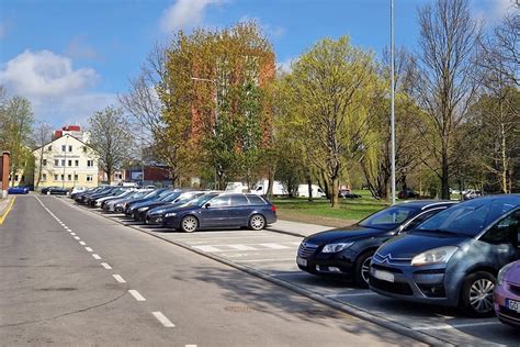 Taikos prospekto gatvės vaizdas su automobilių dalių parduotuvės iškaba