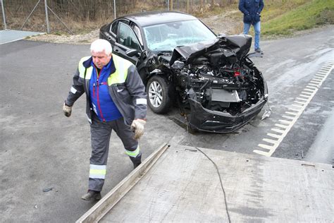 ugniagesiai gelbėjimo operacijoje po masinės avarijos
