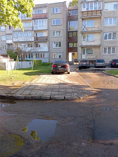 Tematinė nuotrauka, vaizduojanti automobilio dalis ir užrašą 