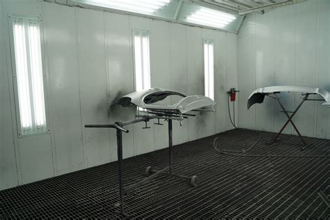 Automobilio kėbulo paruošimas ir dažymo procesas modernioje dažykloje