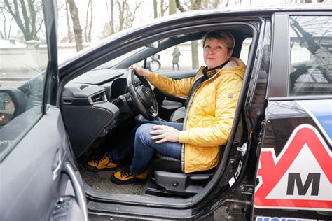 Teminė nuotrauka: instruktorė moko vairuoti mokinį