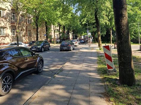 Teminė nuotrauka, vaizduojanti neteisingai pastatytą automobilį ant šaligatvio daugiabučio kieme
