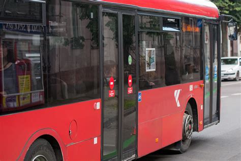 Tematinė iliustracija: miesto transporto priemonė su integruota DI kamera