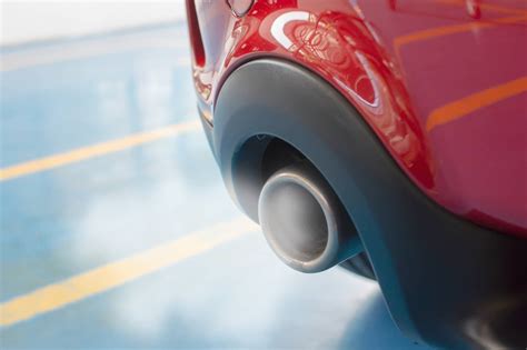 Tematinė nuotrauka: Automobilio išmetamoji sistema su katalizatoriumi