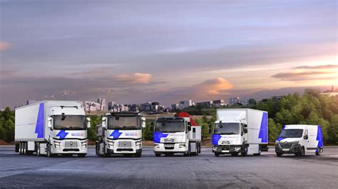 Volvo Trucks ir Renault Trucks sunkvežimiai stovintys prie serviso centro