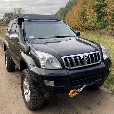 „Toyota Land Cruiser 120“ visureigio studijinė nuotrauka