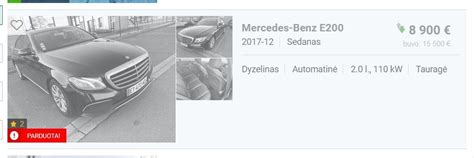 Teminė nuotrauka: žmogus naršo automobilių skelbimus kompiuteryje