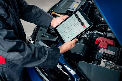 mechanikas tikrina automobilio generatorių