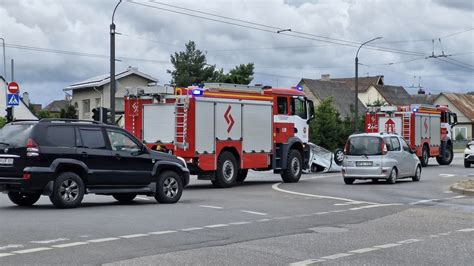 Teminė nuotrauka: žmogus pildo popierinę deklaraciją