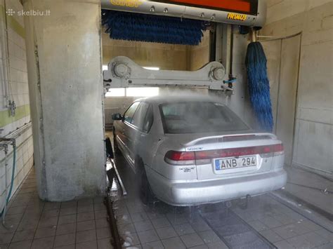 Nuotrauka: rankomis plaunamas automobilis su specialia įranga