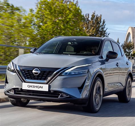 „Nissan Qashqai“ eksterjero nuotrauka, pabrėžianti atnaujintas priekines groteles ir LED žibintus