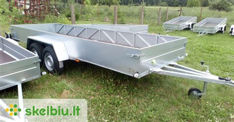 Įvairių tipų priekabos stovėjimo aikštelėje: platforminės, dengtos ir specializuotos priekabos