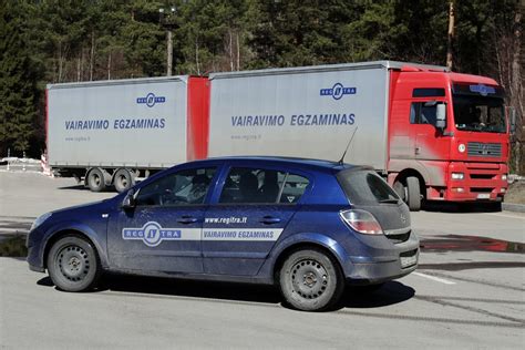 Mokinys laiko vairavimo egzaminą aikštelėje