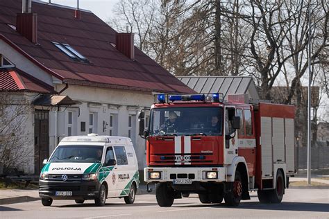 Tematinė nuotrauka: avariniame kelyje dirbantys gelbėtojai ir policija