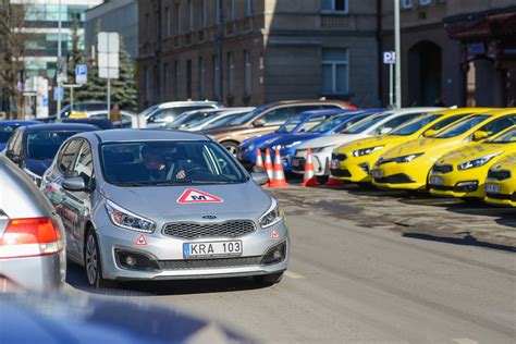 Modernus mokymo automobilis vairavimo aikštelėje