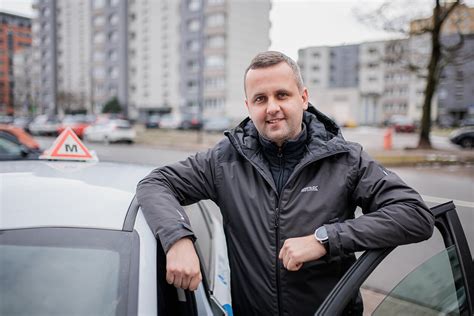 Teminė nuotrauka: besimokantis vairuoti asmuo su instruktoriumi automobilyje