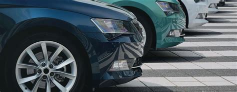 Tematinė nuotrauka: modernūs automobiliai, paruošti nuomai