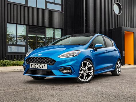 „Ford Fiesta“ su „1.0 EcoBoost“ varikliu, važiuojanti miesto gatvėmis
