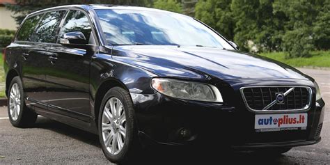 Volvo V70 automobilio iliustracija su atidarytu vartotojo vadovu