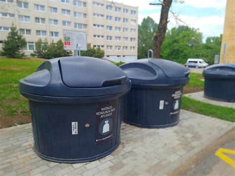 Teminė nuotrauka: rankos rūšiuoja baterijas