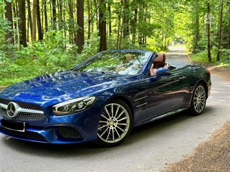 Mercedes kabrioletas atviru stogu važiuojantis keliu
