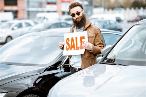 Tematinė nuotrauka: žmogus tikrina naudotą automobilį
